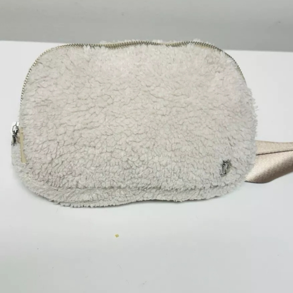 lululemon Everywhere Belt Bag Fleece Sherpa
